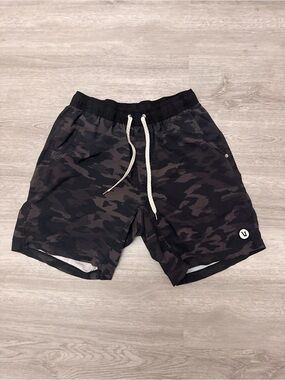 Vuori Kore Shorts Mens Large Black Camo Lined Gym Yoga Running Performance